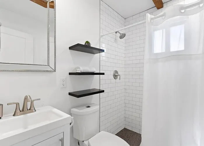 Charming House & In Downtown Apartment