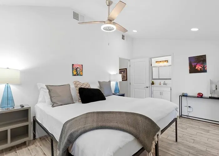 Charming House & In Downtown *