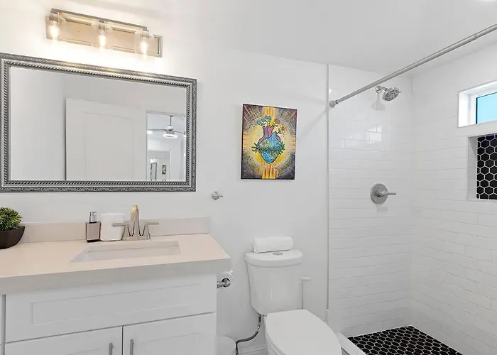 Charming House & In Downtown Apartment