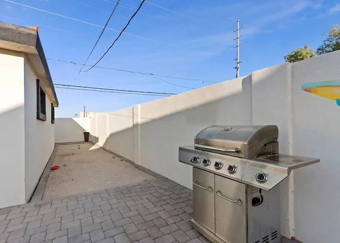 Charming House & In Downtown Apartment